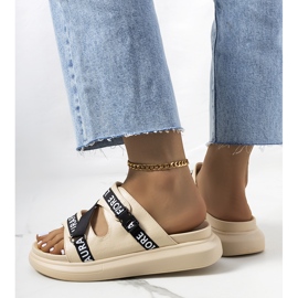 BM Ciabatte beige sulla piattaforma Kogil 1