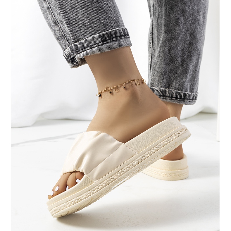 Ciabatte beige sulla piattaforma Baldwin 1