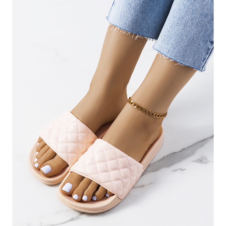 Le pantofole trapuntate rosa di Kate 1