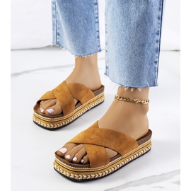 Ciabatte marroni sulla piattaforma Muncho marrone 1