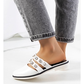 Ciabatte bianche decorate con borchie Asselt bianco 1