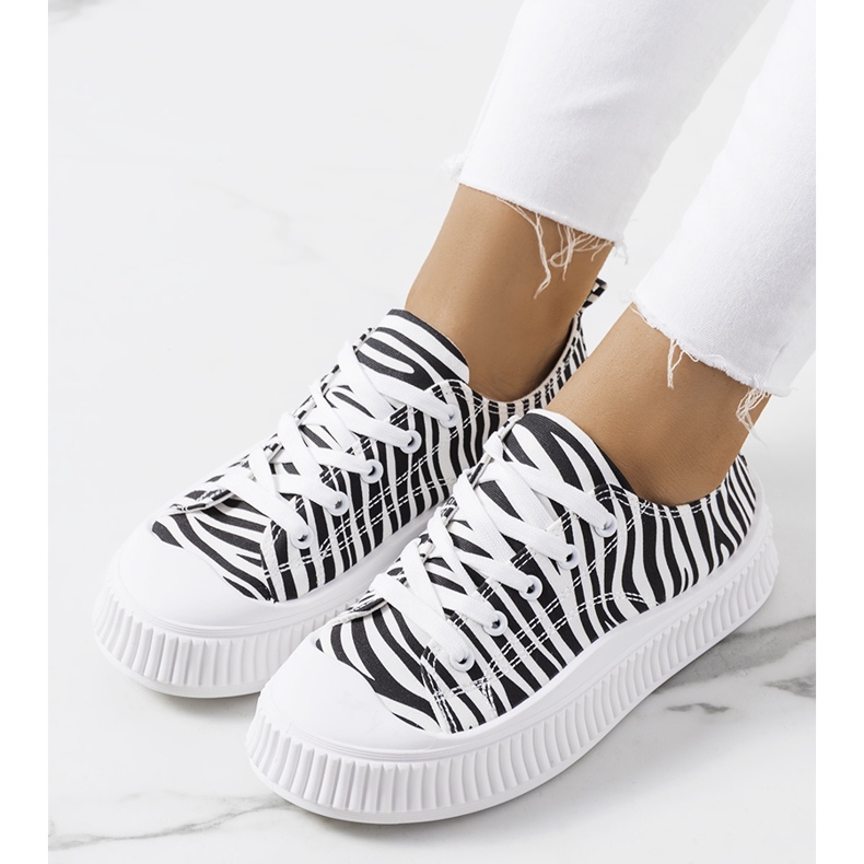Sneakers bianche e nere sulla piattaforma Chovka bianco nero 1