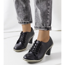 BM Scarpe nere sul palo Filra nero 1