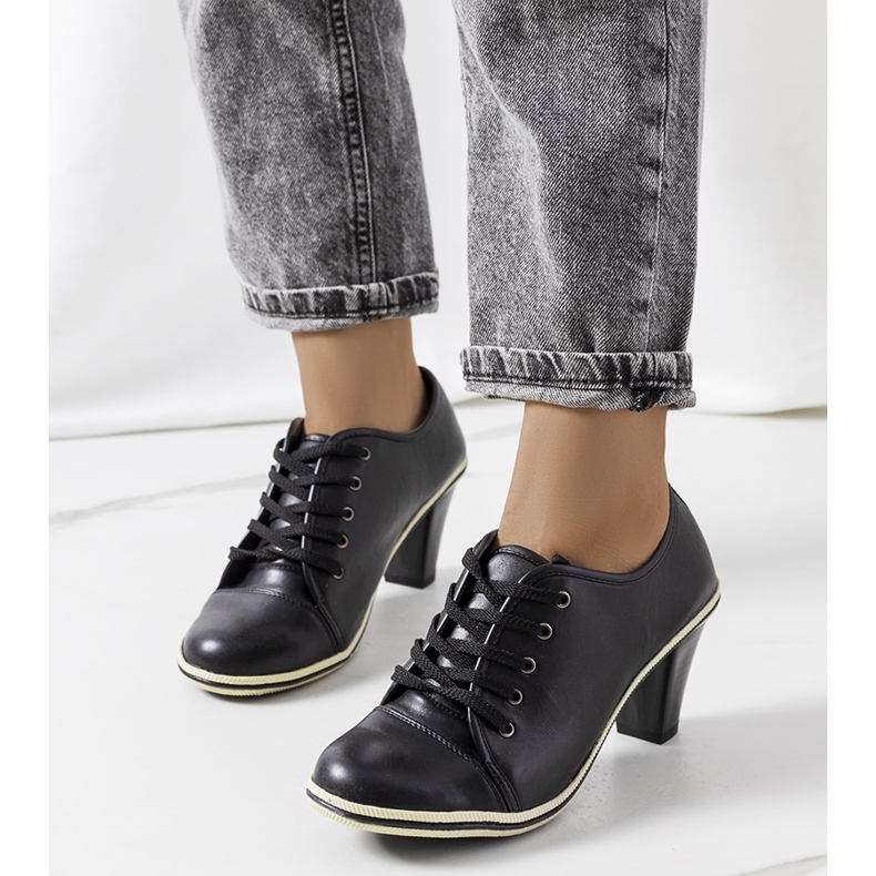 BM Scarpe nere sul palo Filra nero 1