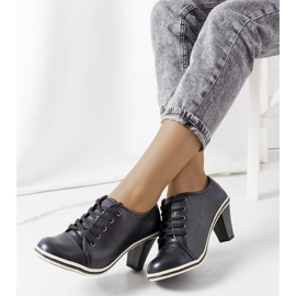 BM Scarpe nere sul palo Filra nero 2