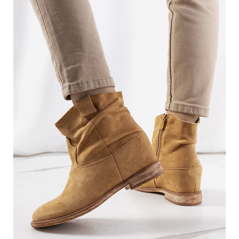 Stivali beige scuro su una zeppa Hunjet indoor 1