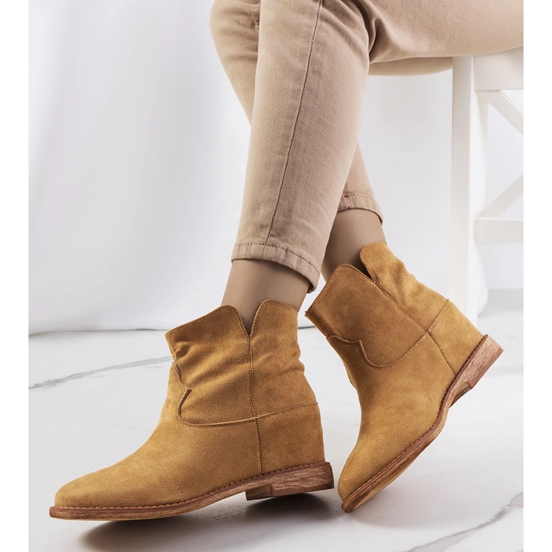 Stivaletti beige scuro con zeppa rivestita di Zoki 1