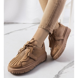 Sneakers beige con patè di velcro 1