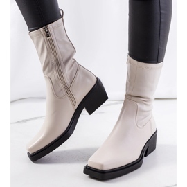 Stivali beige con tacco alto di Marisa 1
