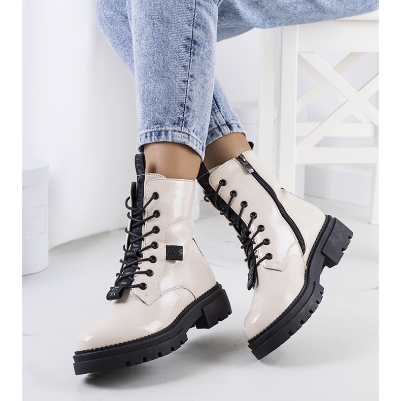 PA1 Stivali laccati beige di Casies 1