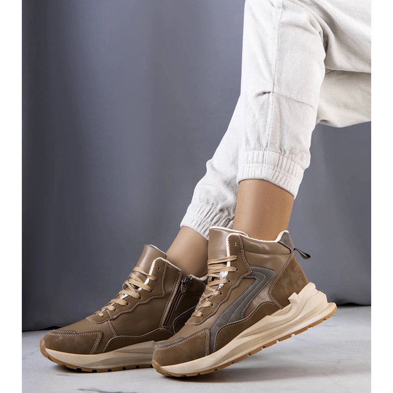 Sneakers marroni isolate di Tasma marrone 1