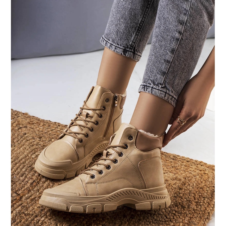 Stivali marroni isolati di Dinto beige 1