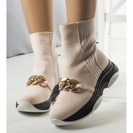 Stivali beige isolati con catena Ulster 1
