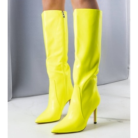 Stivali al neon gialli su un tallone alto giallo 1