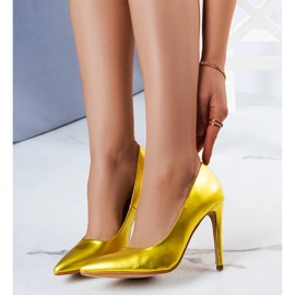 Décolleté con tacco alto giallo di Malakai 1