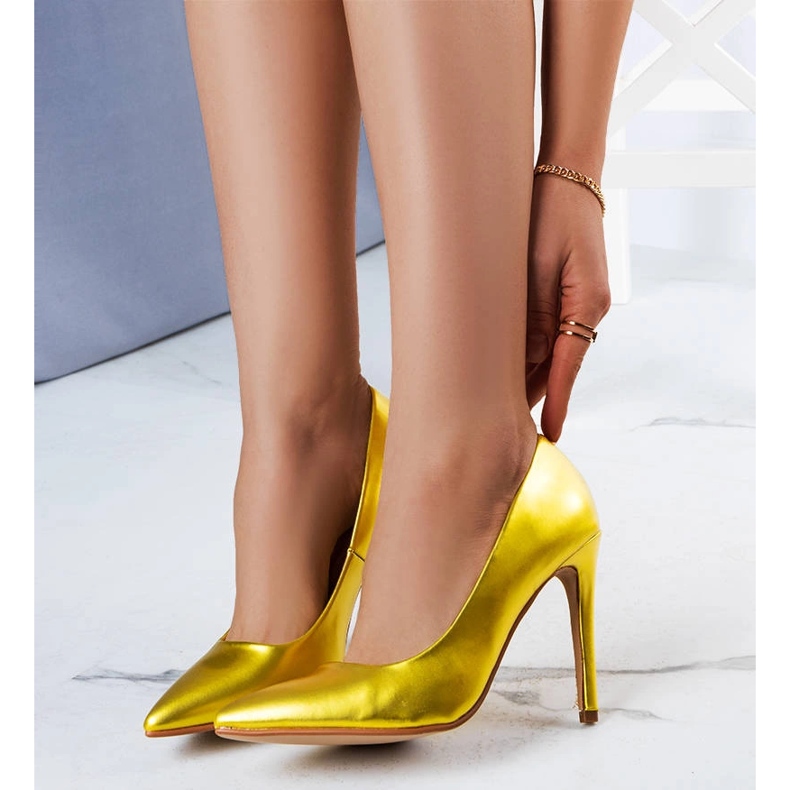 Décolleté con tacco alto giallo di Malakai 1