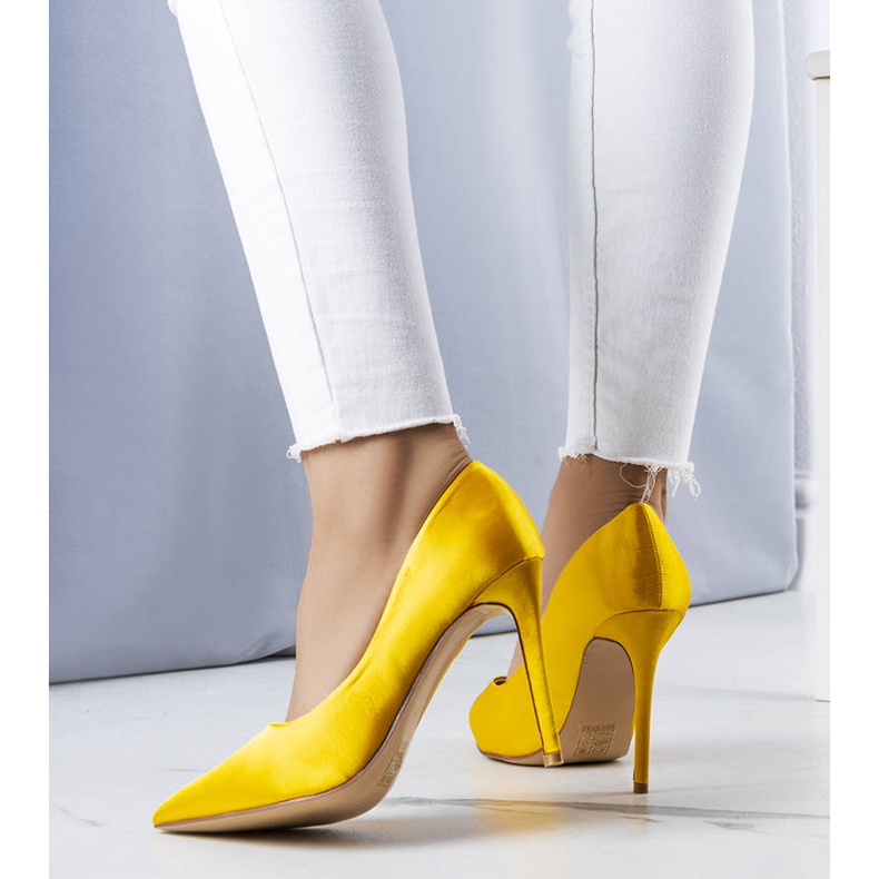 BM Spille gialle con finitura satinata Lochlan giallo 1