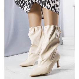 Stivali beige con tacco basso di Jabari 1