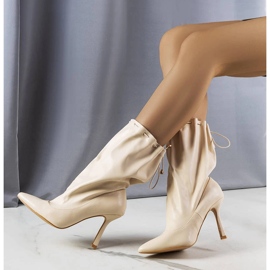 Stivali beige con tacco alto di Annalise 1