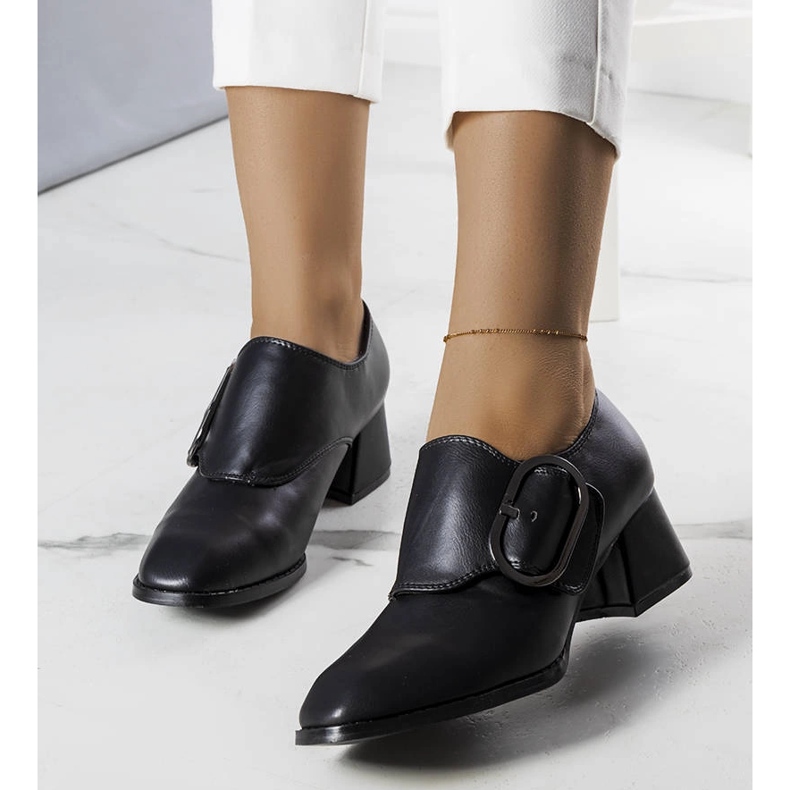 Décolleté con tacco nero di Ailani 1