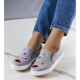 Sneakers in tessuto grigio con toppe di Anais 1