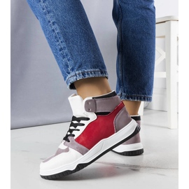 Sneakers alte bianche e rosse di Elizabeth bianca 1