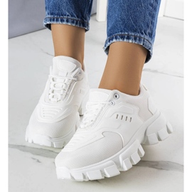 Sneakers bianche su massiccia suola Inez bianco 1