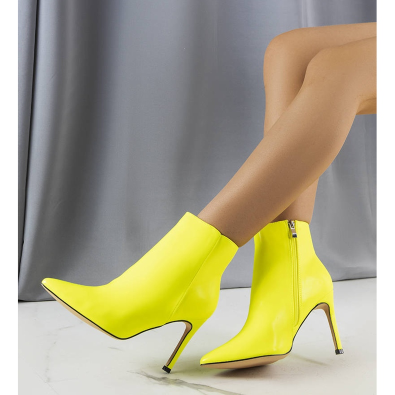 Stivali tacco alto giallo sabbia 1