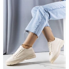 Sneaker beige con plateau di Nichole 1