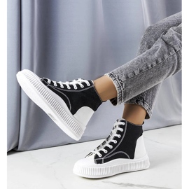 Sneaker con plateau di colore nero di Terri 1