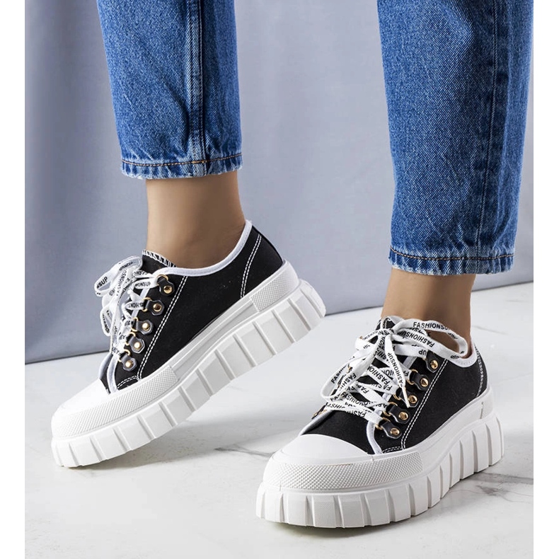 Sneaker con plateau di colore nero di Toni 1