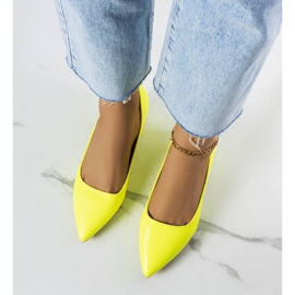 Décolleté con tacco giallo di Gail 1