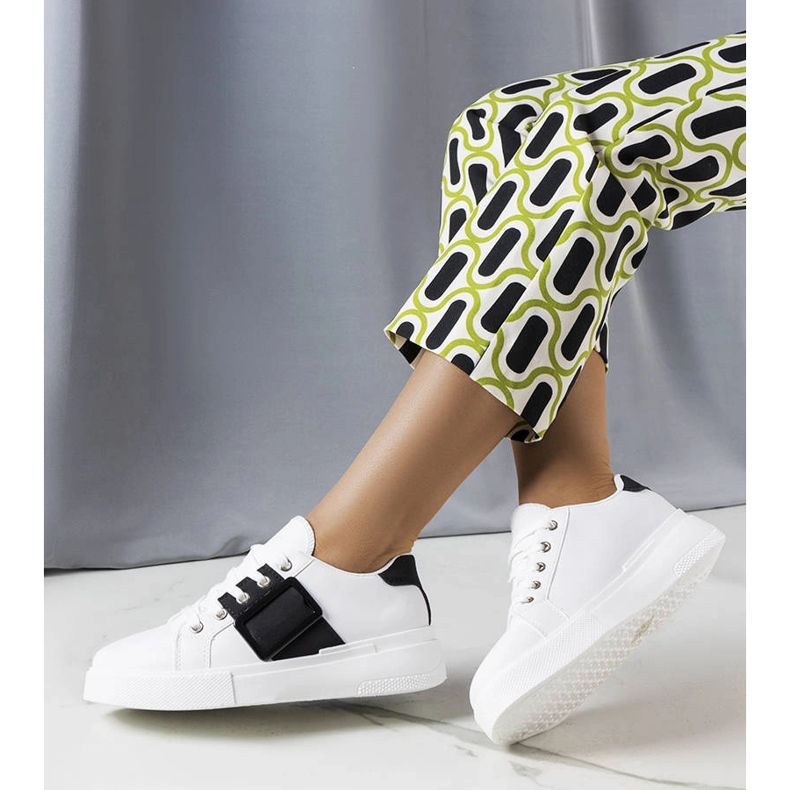 Sneakers bianche decorate con una fibbia Erin nera bianco 1