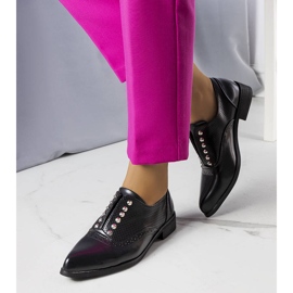BM Brogue nere traforate con borchie di Erin nero 1