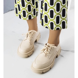 Scarpe beige con suola massiccia di Kay 1