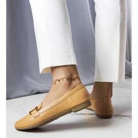 Mocassini beige con decorazioni dorate di Regina 1