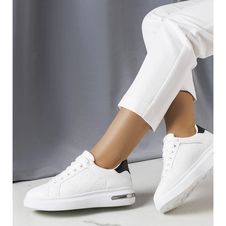 Sneaker bianche con suola alta di Tasha bianca 1