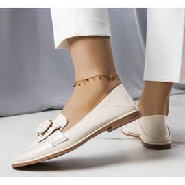 Mocassini laccati beige di Erica 1