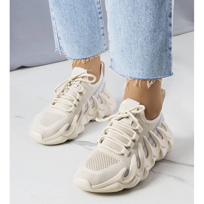 Sneakers beige su una suola Beth alla moda 1