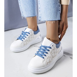 Scarpe bianche e blu decorate con perforazioni di Erin bianco 1