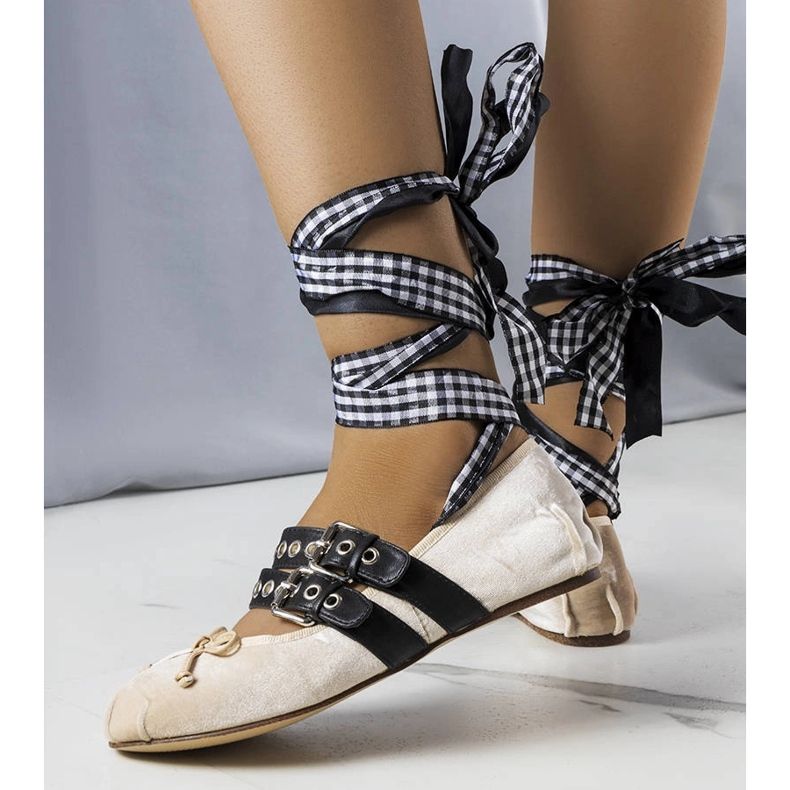 Ballerine beige allacciate con fibbia Boutot 1