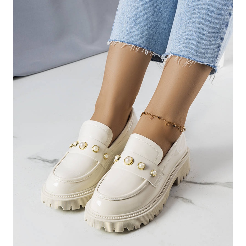 Scarpe laccate beige con perle Serlait 1