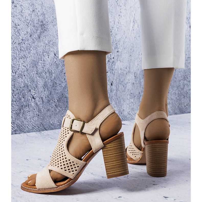 Sandali traforati beige di Courtois 1