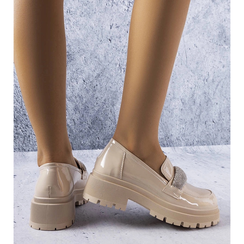 Brogue laccate beige con zirconi di Mouss 1