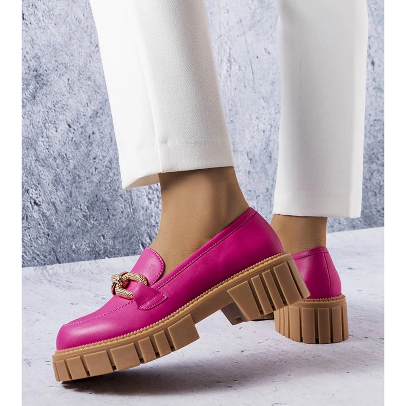 Scarpe brogue rosa con decorazioni dorate di Adriney 1