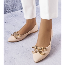 Ballerine beige con una catena dorata 1