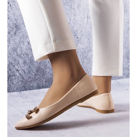 Ballerine beige con una catena dorata 2