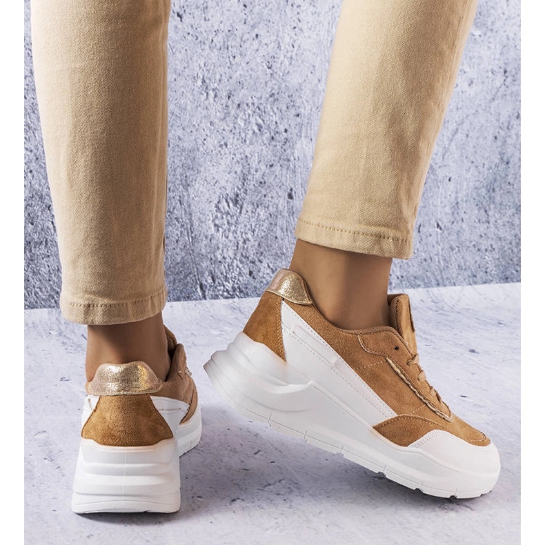 Sneakers beige realizzate in ecopelle scamosciata di Dupuis 1