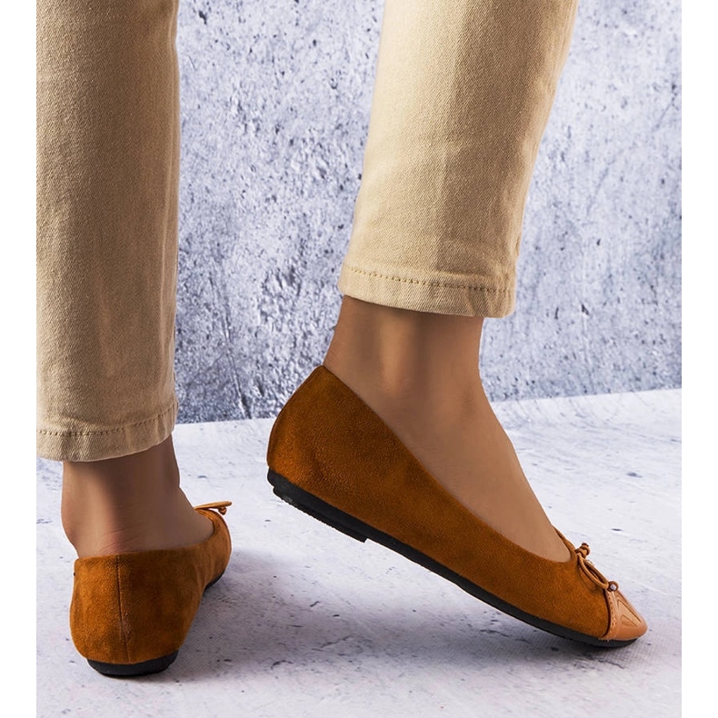 Ballerine con punta in vernice marrone di Simard 1