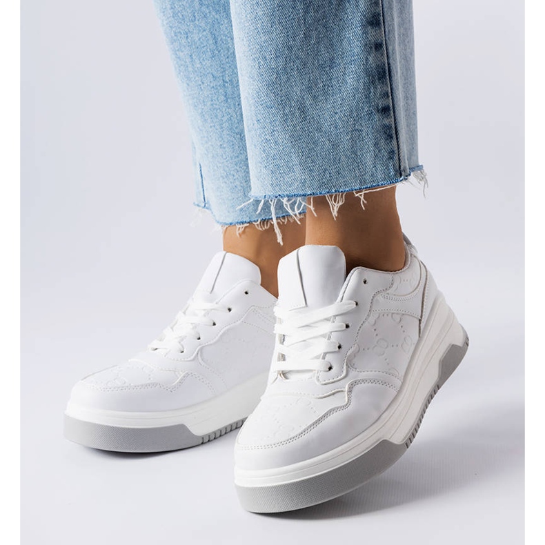 Sneakers bianche decorate con Pare in rilievo bianco 1